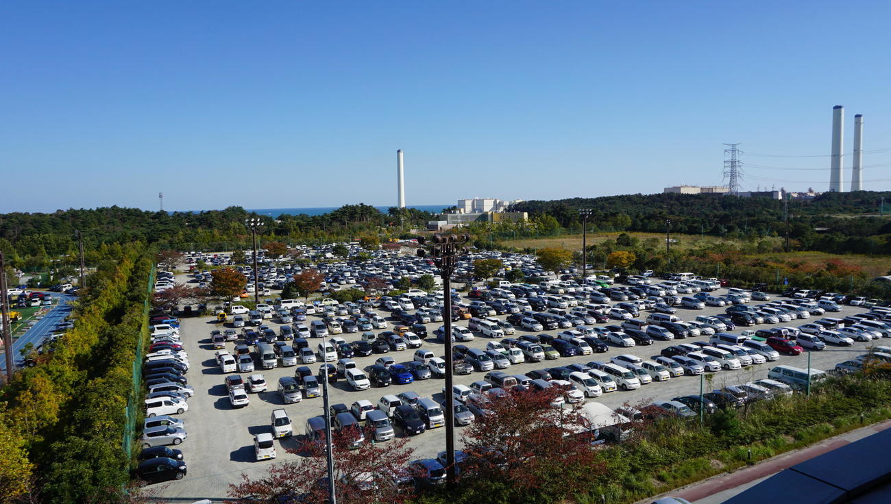 東日本大震災発生後に福島第1原発事故の対応拠点となり、駐車場となったJヴィレッジ3番ピッチ（Jヴィレッジ提供）