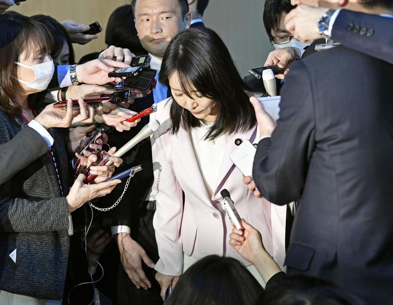 安倍首相から厳重注意を受け、頭を下げる森法相＝12日午後、首相官邸（共同）