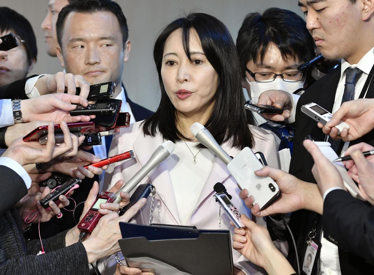 安倍首相から厳重注意を受け、取材に応じる森法相（共同）