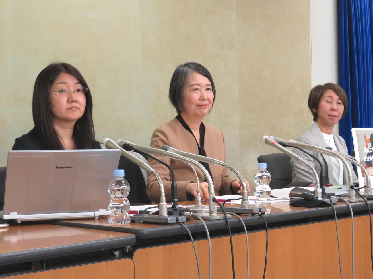 厚労省で会見を開いた、左から末冨芳氏、赤石千衣子氏、渡辺由美子氏（撮影・村上幸将）