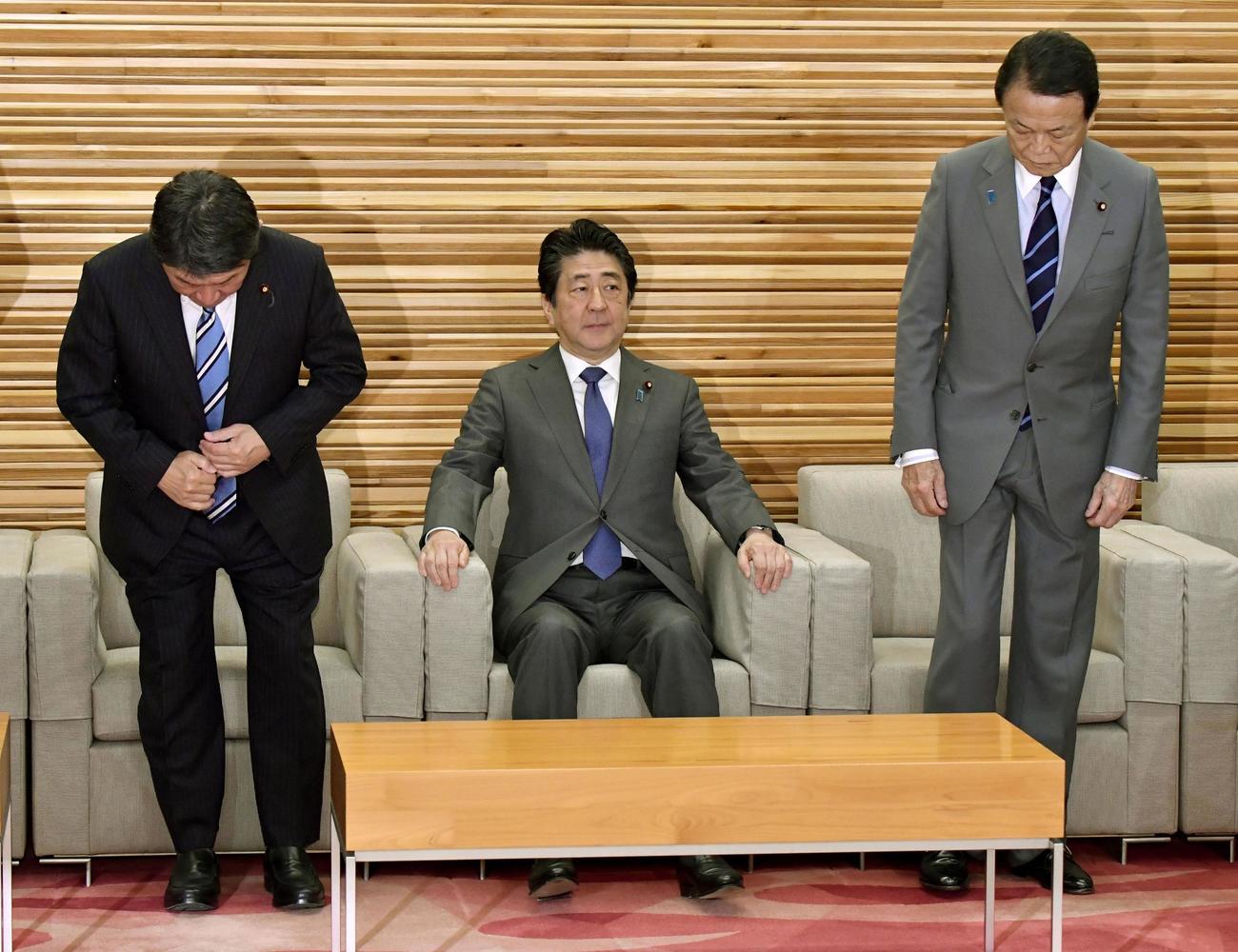 閣議に臨む安倍首相（中央）。右は麻生財務相（共同）