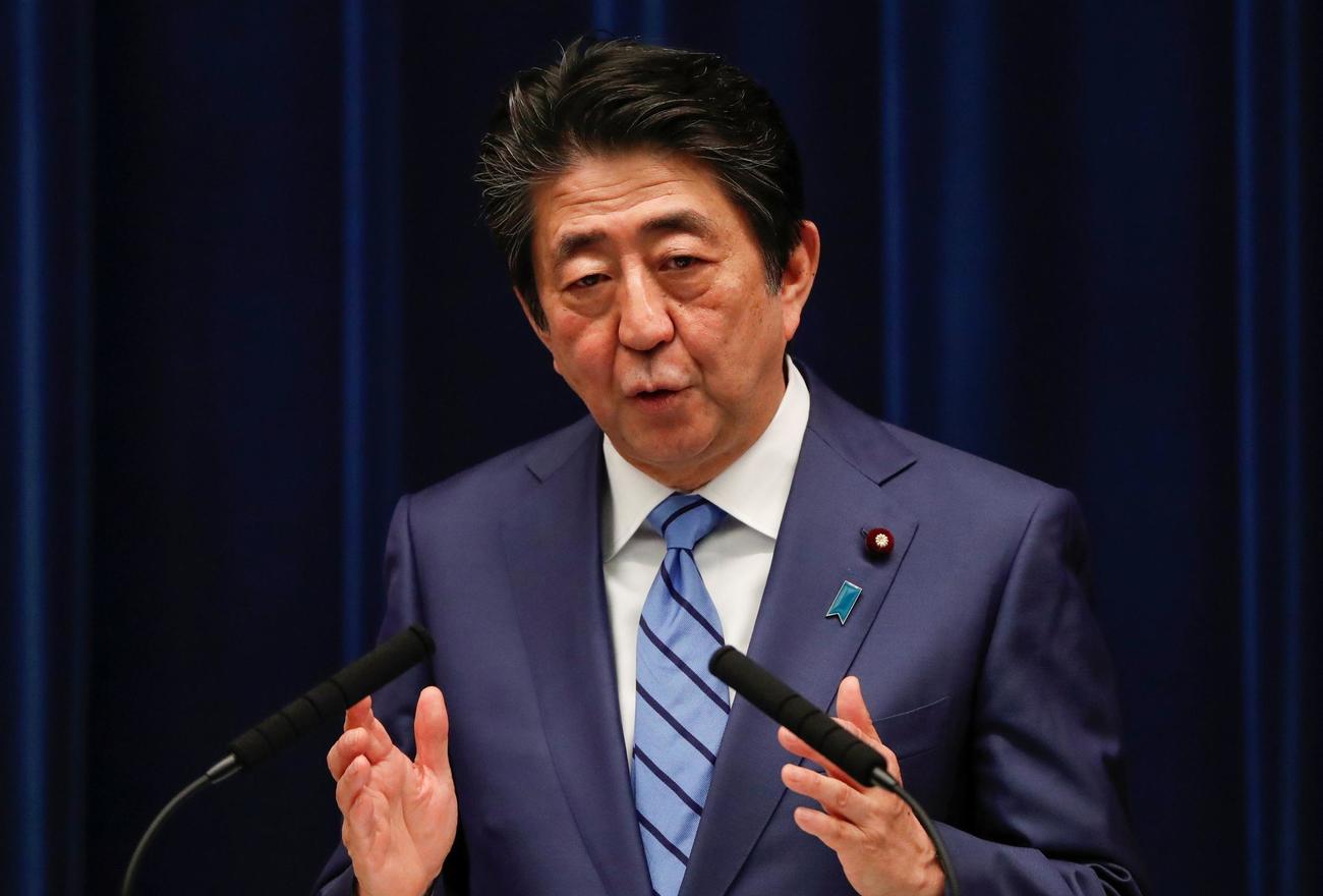 記者会見を行う安倍首相（ロイター）