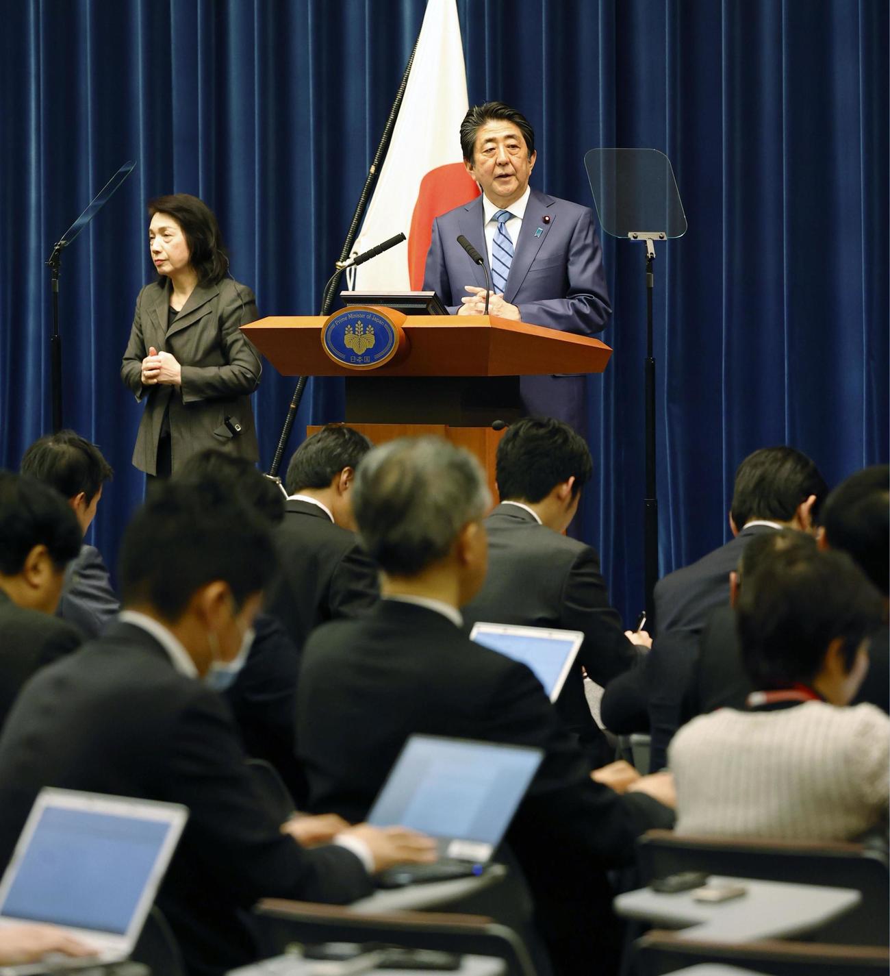 新型コロナウイルスの感染拡大を巡り、記者会見する安倍首相＝14日午後、首相官邸（共同）