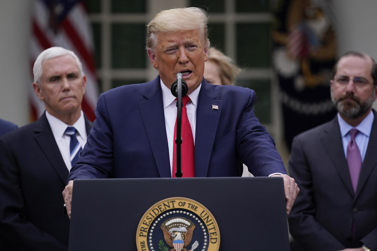 13日、ホワイトハウスで記者会見するトランプ米大統領（AP）