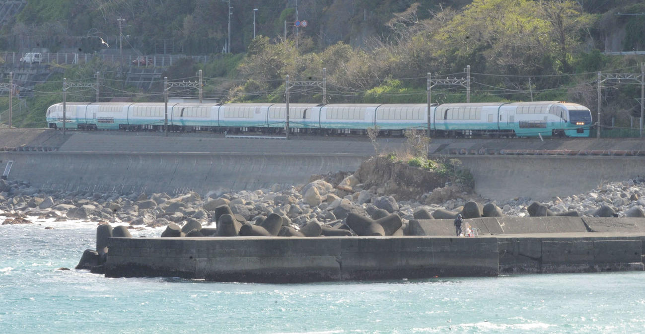 東伊豆町の海沿い区間では大きな車窓から相模湾の景観が楽しめた「スーパービュー踊り子」