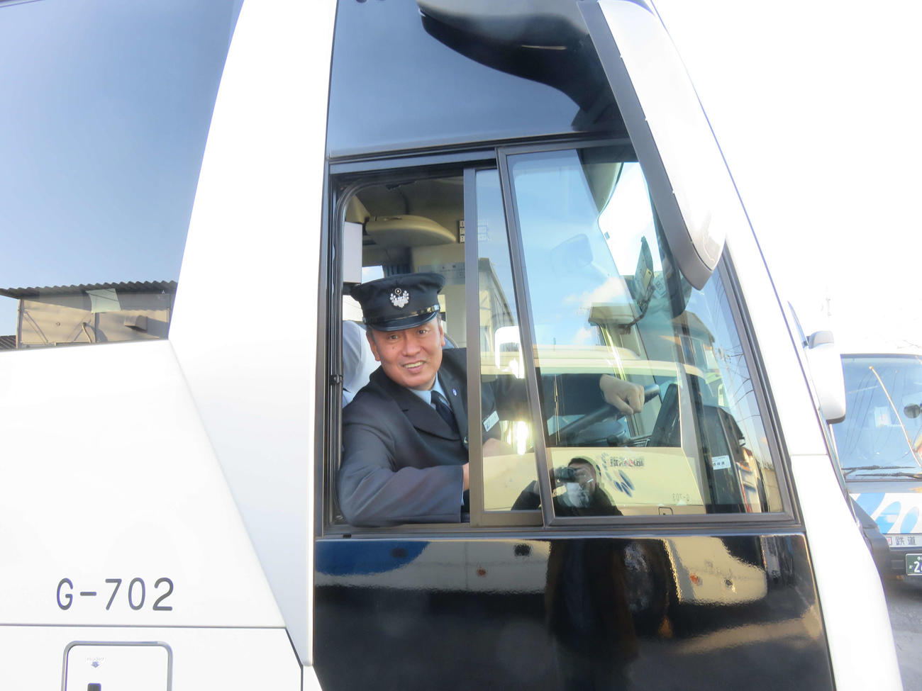 銀河鉄道・山本宏昭社長は自らハンドルを握り、無料の通勤バスを運転する（撮影・大上悟）