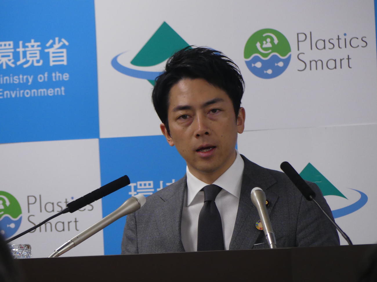 閣議後会見に臨む小泉進次郎環境相