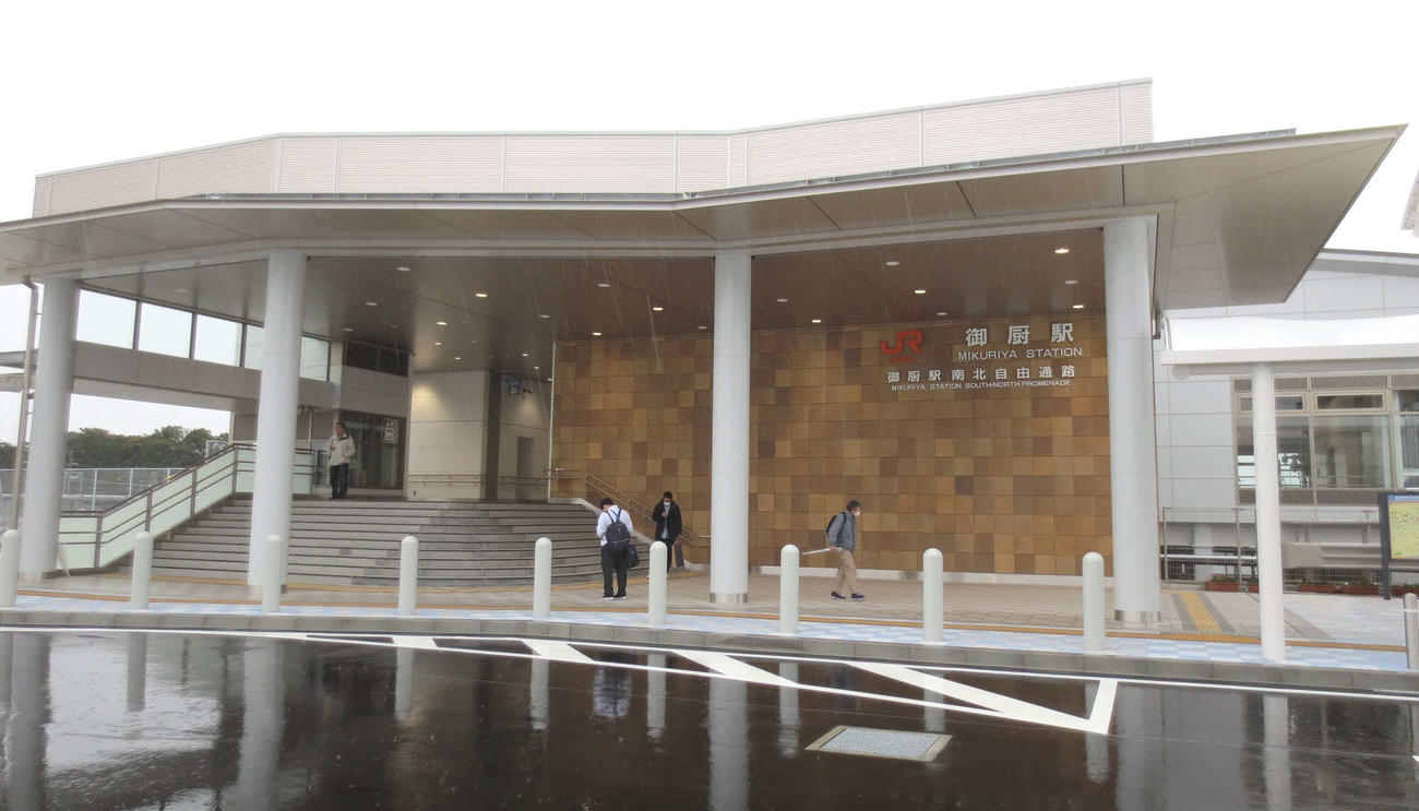 14日に開業した御厨駅の北口と隣接のロータリー。北口と南口は自由通路でつながっている