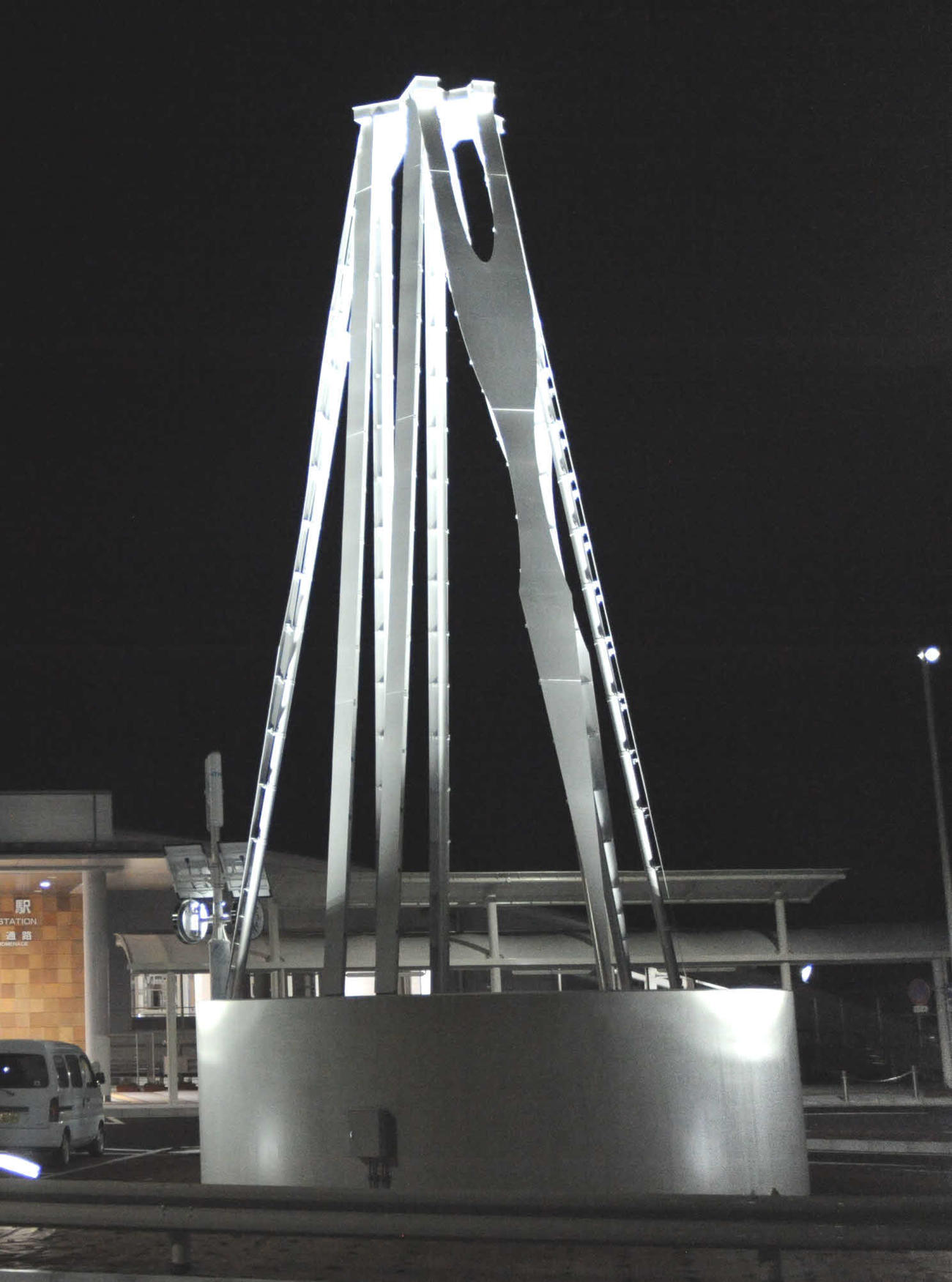 ヤマハ発動機が御厨駅北口広場に設置したモニュメントは、夜間にライトアップされる