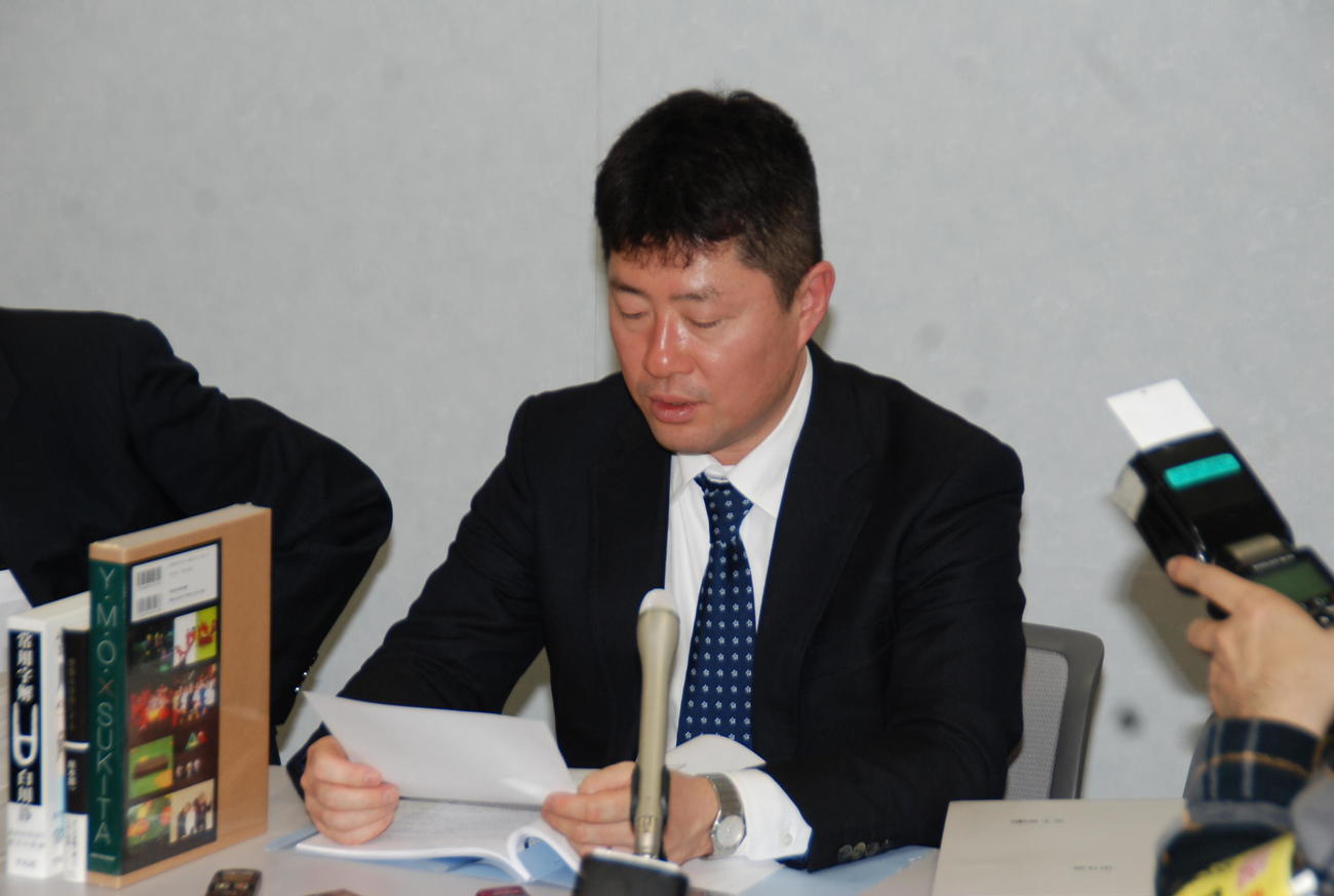自殺した赤木俊夫さんの妻のメッセージを読み上げる代理人弁護士（撮影・松浦隆司）