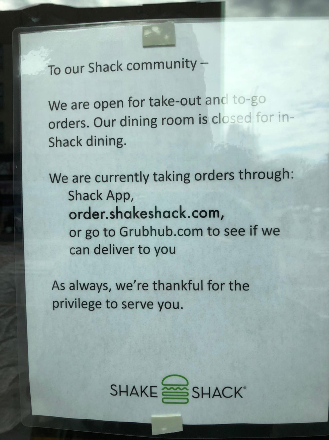 米国のニューヨーク州のハンバーガー店では、店内飲食禁止の知らせが張られている