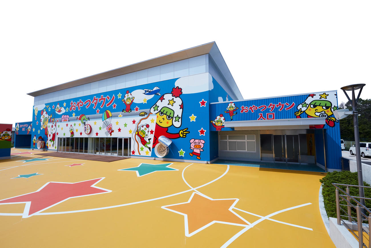 三重県津市内の学童保育施設に3000人分のお菓子を無料で届ける施策を始めた、おやつタウン