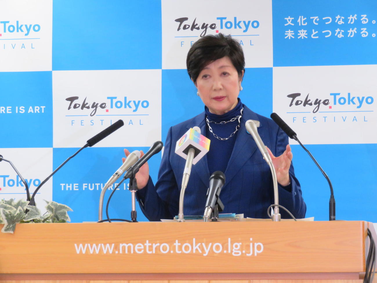 会見で水道スマートメータについて語る小池百合子都知事（撮影・村上幸将）