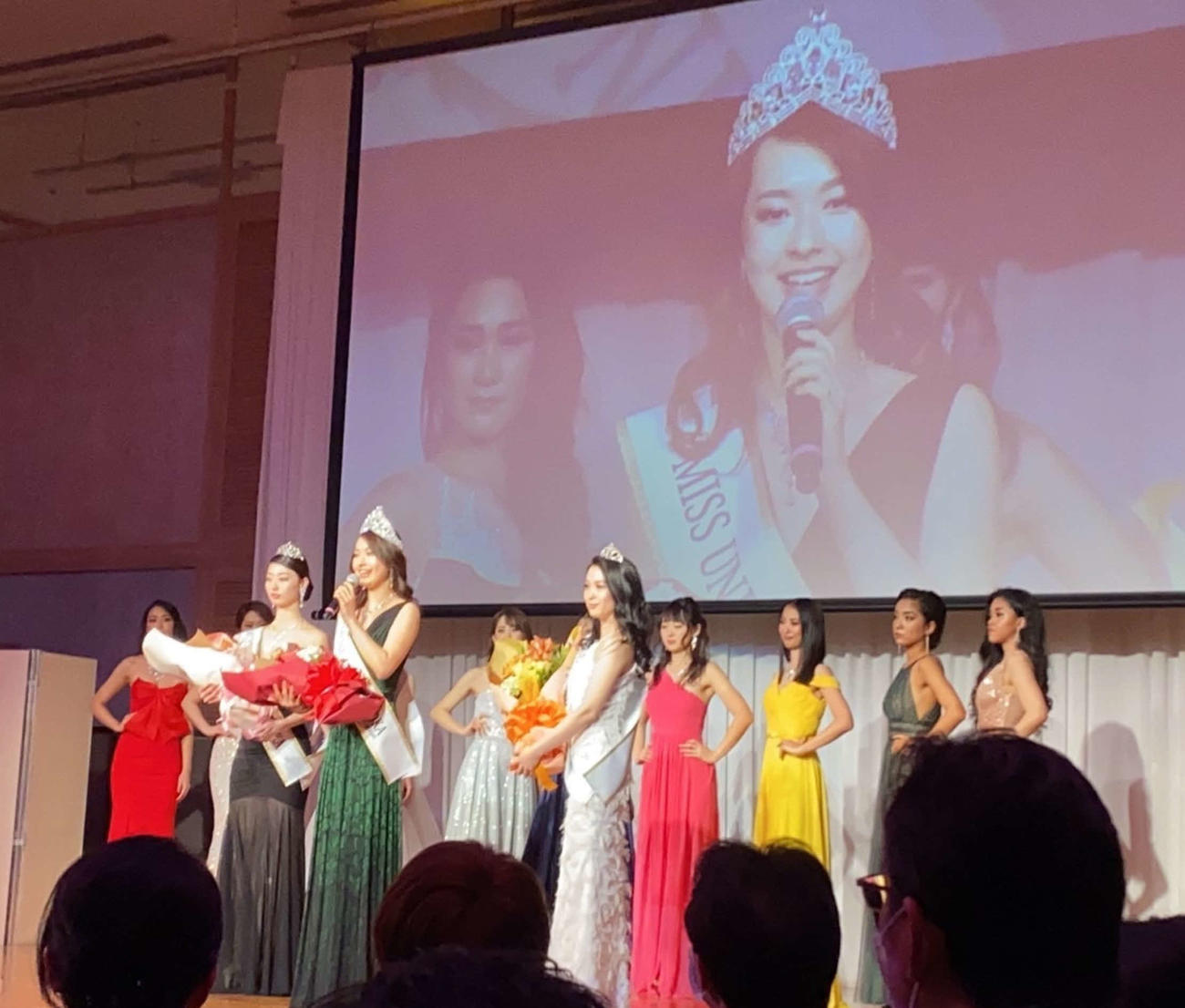 ベスト・オブ・ミス静岡大会でミス・ユニバース・ジャパン静岡代表に選ばれ感想を述べる柴田彩花（前列中央とモニター画面、本人提供）