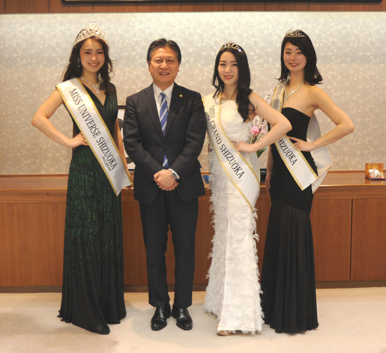 田辺信宏静岡市長（左から2人目）を表敬した、柴田彩花（左端）、鬼頭舞友さん（右から2人目）、袴田莉加さん