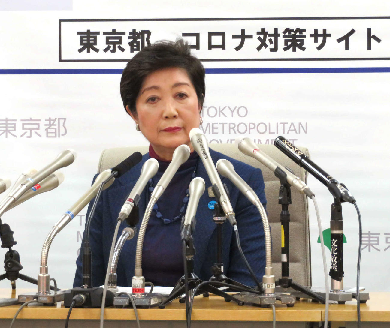 緊急会見を開いた小池百合子都知事（撮影・村上幸将）