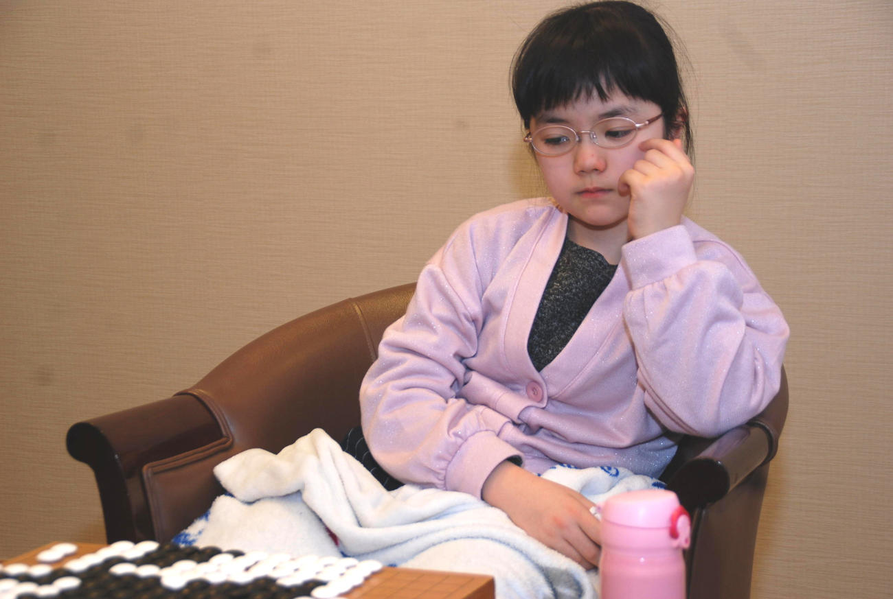 終局後、目に涙をためる仲邑菫初段（撮影・松浦隆司）