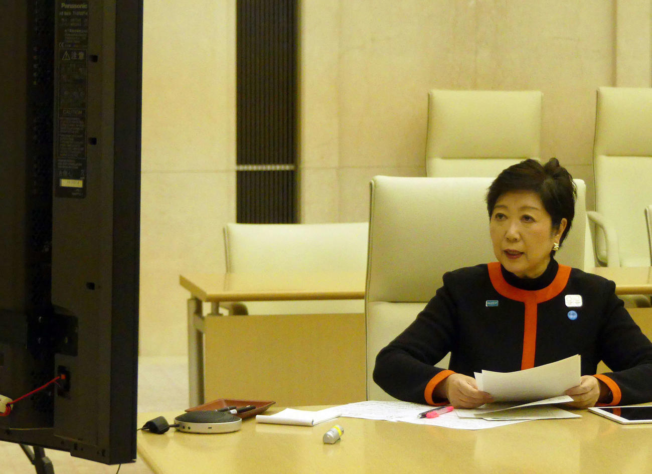 4県の知事とテレビ会議を行う小池百合子都知事（撮影・中山知子）