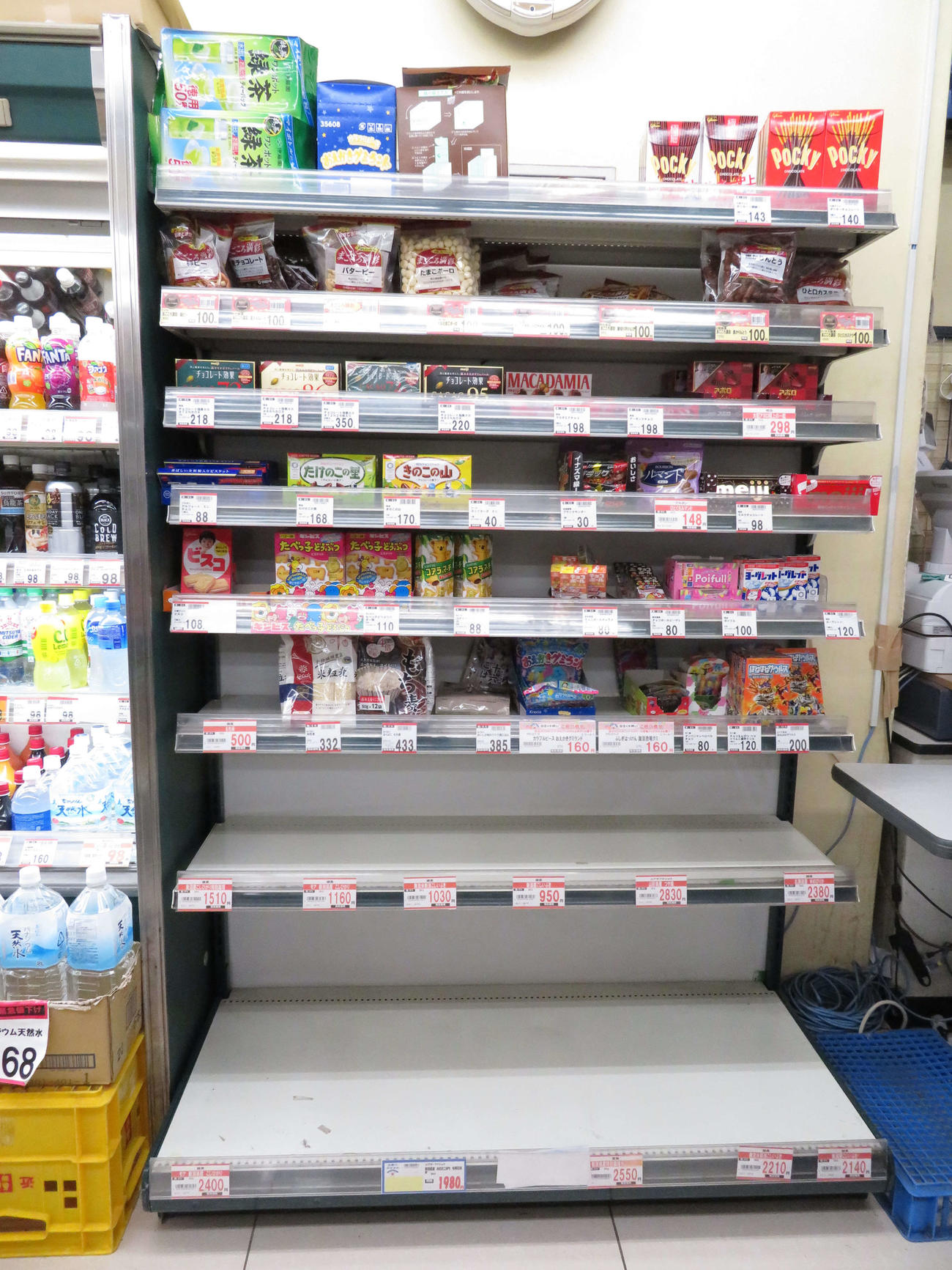 スーパー「ニューみ乃り屋」で販売していた米（下2段）はすべて売り切れた（撮影・近藤由美子）