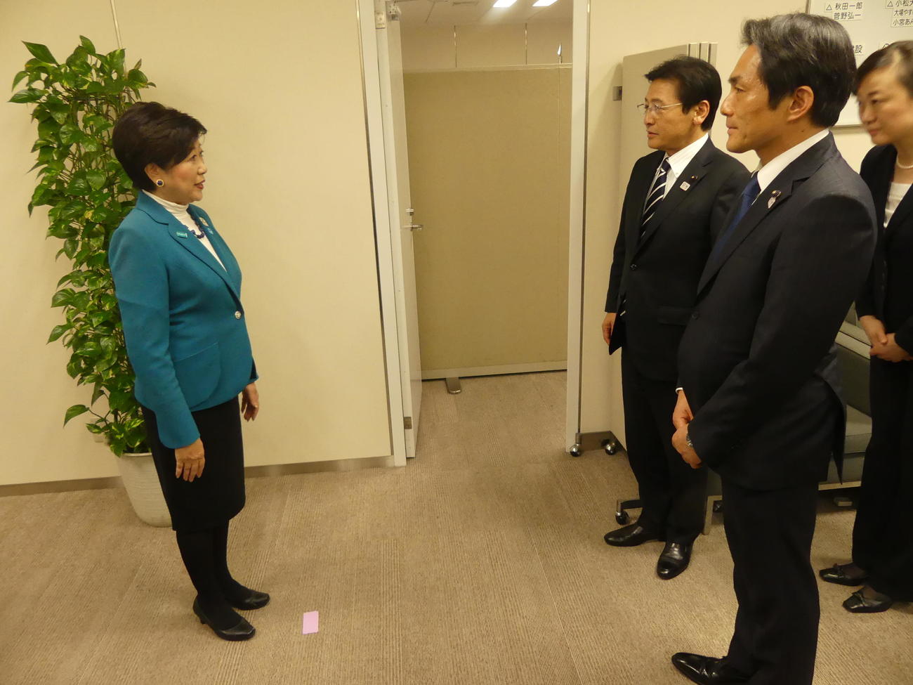 都議会閉会後、都議会自民党の控室にあいさつに訪れた小池百合子都知事