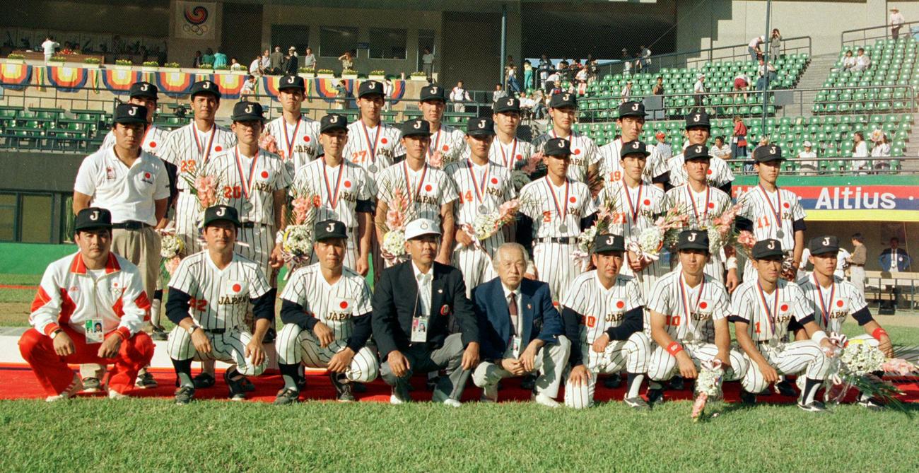 88年9月、ソウル五輪野球決勝　米国対日本　首から銀メダルを下げて集合写真に納まる日本チーム