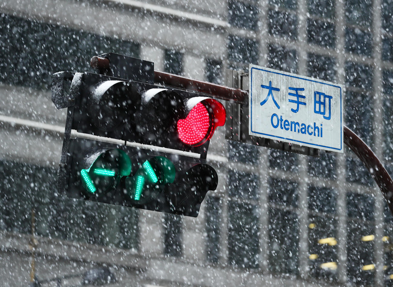 雪の降る大手町交差点付近（撮影・足立雅史）