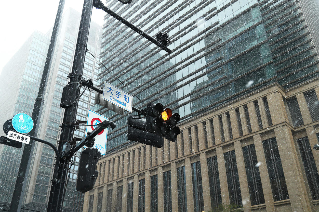 雪の降る大手町交差点付近（撮影・足立雅史）