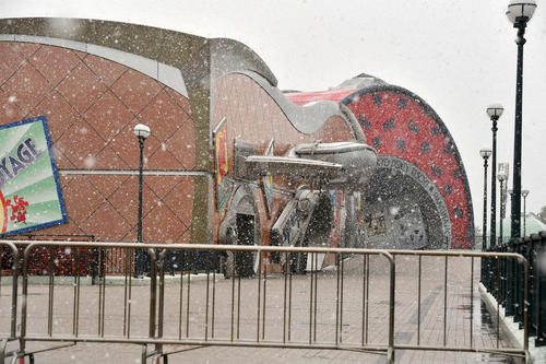 雪が舞うディズニーランドの入場口（撮影・柴田隆二）