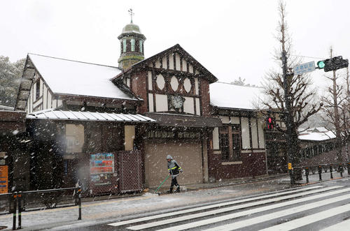 旧原宿駅舎前で雪かきが行われた（撮影・鈴木正人）　