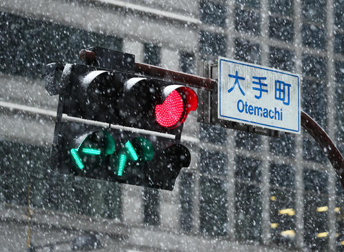 雪の降る大手町交差点付近（撮影・足立雅史）