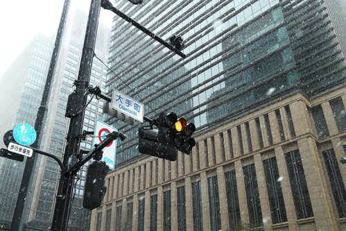 雪の降る大手町交差点付近（撮影・足立雅史）