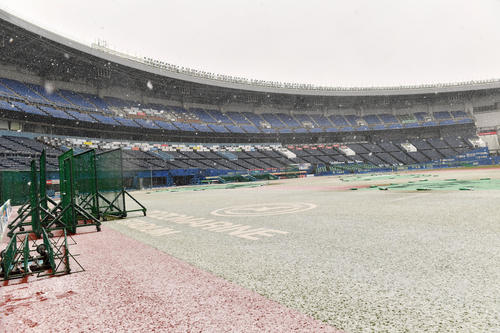 雪に埋もれたZOZOマリンスタジアム（撮影・柴田隆二）