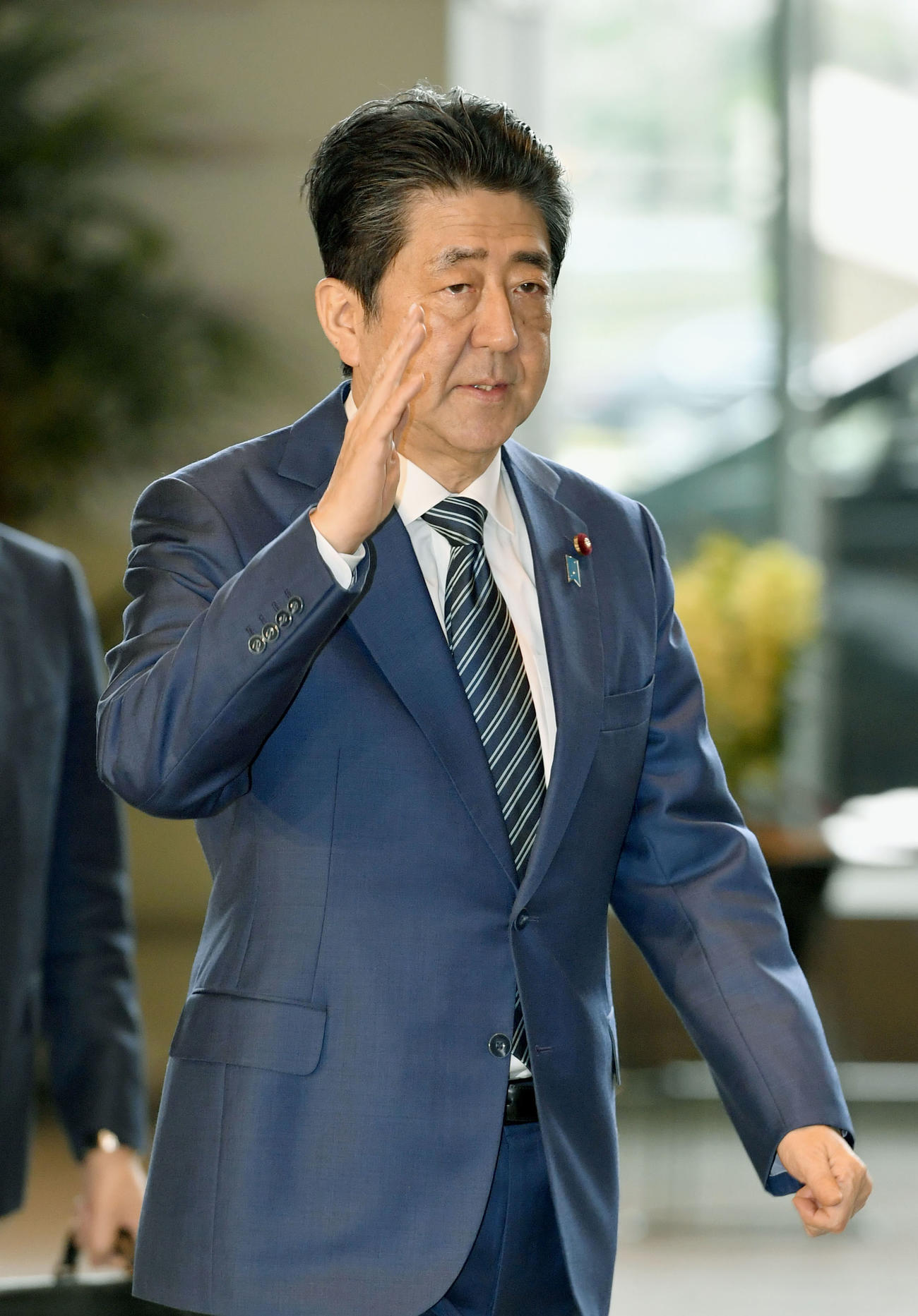 首相官邸に入る安倍首相（共同）