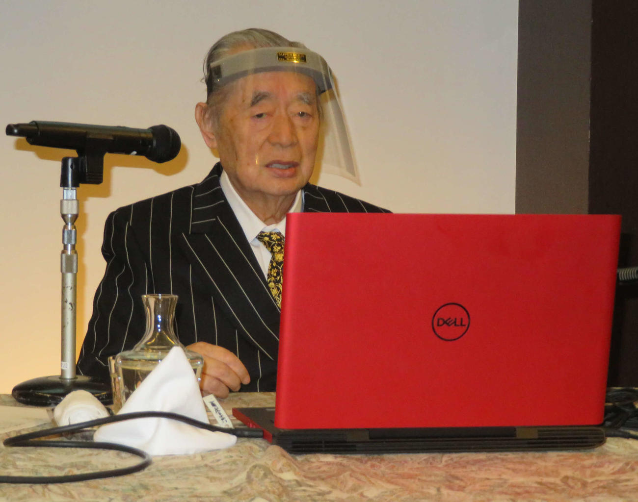 「ドクター中松　スーパーメン　SUPER　M．E．N」プロ用の48型を装着したドクター・中松氏（撮影・村上幸将）