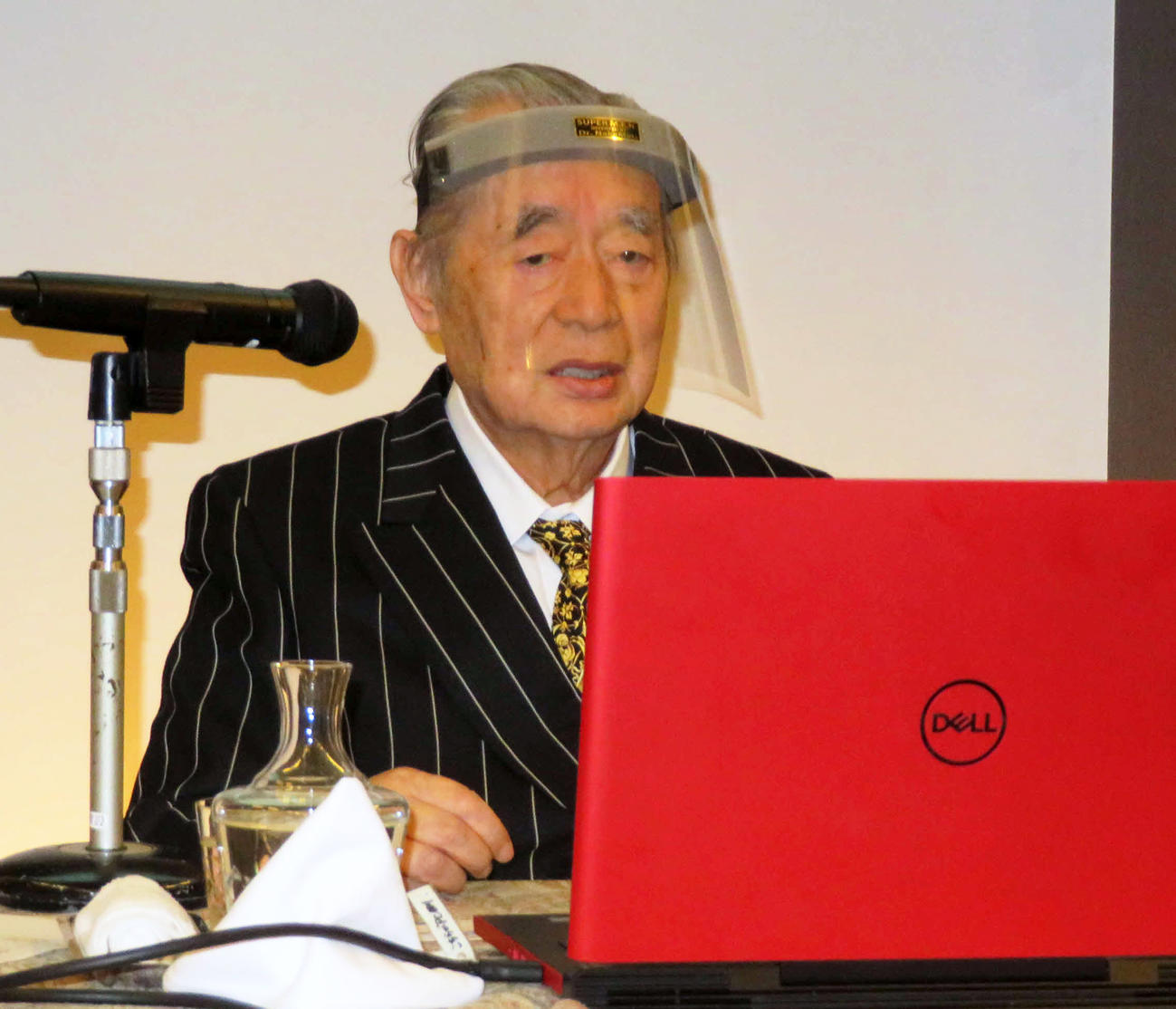 「ドクター中松　スーパーメン　SUPER　M．E．N」プロ用の48型を装着したドクター・中松氏（撮影・村上幸将）