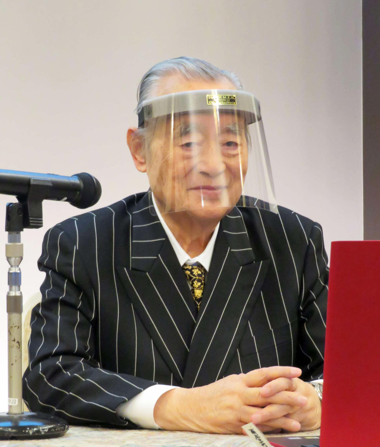 「ドクター中松　スーパーメン　SUPER　M．E．N」38型を装着し、笑みを浮かべるドクター・中松氏（撮影・村上幸将）