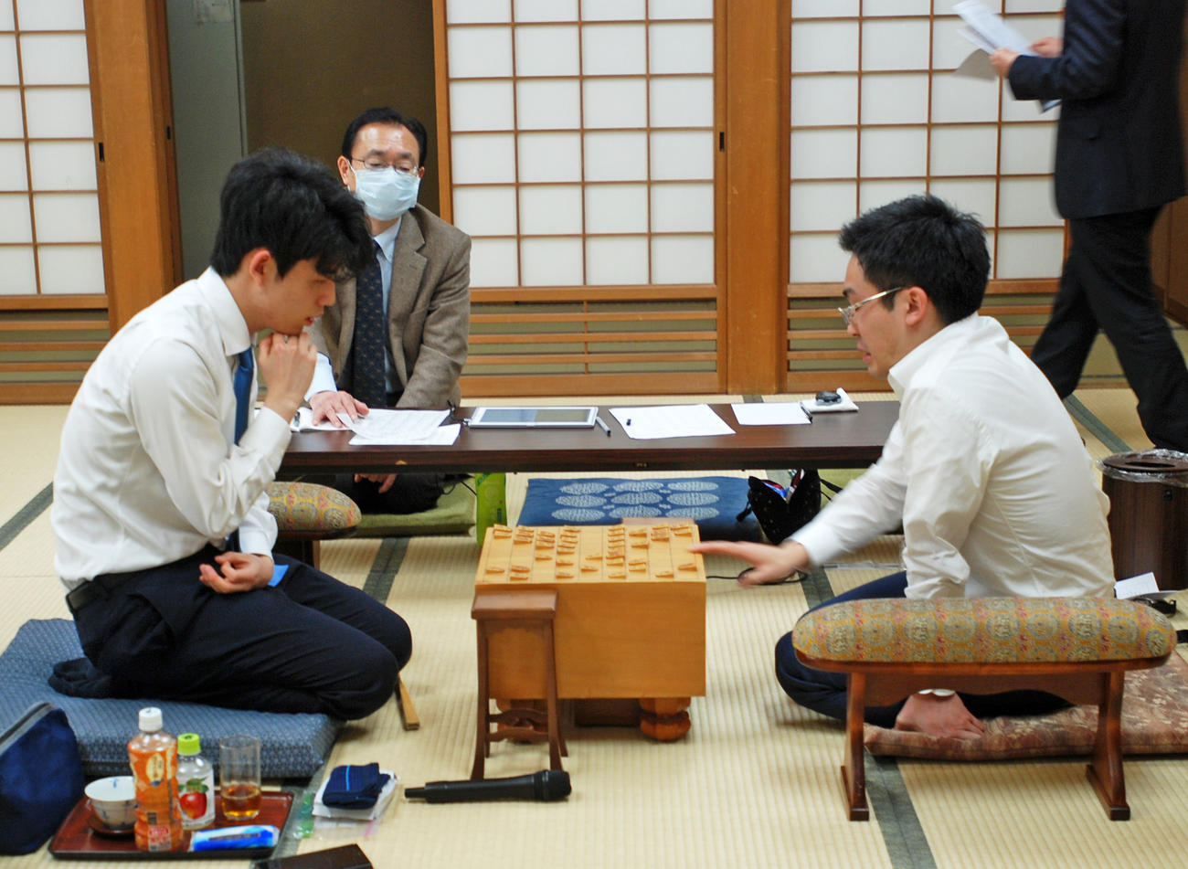 感想戦を行う藤井聡太七段（左）、菅井竜也八段（撮影・松浦隆司）