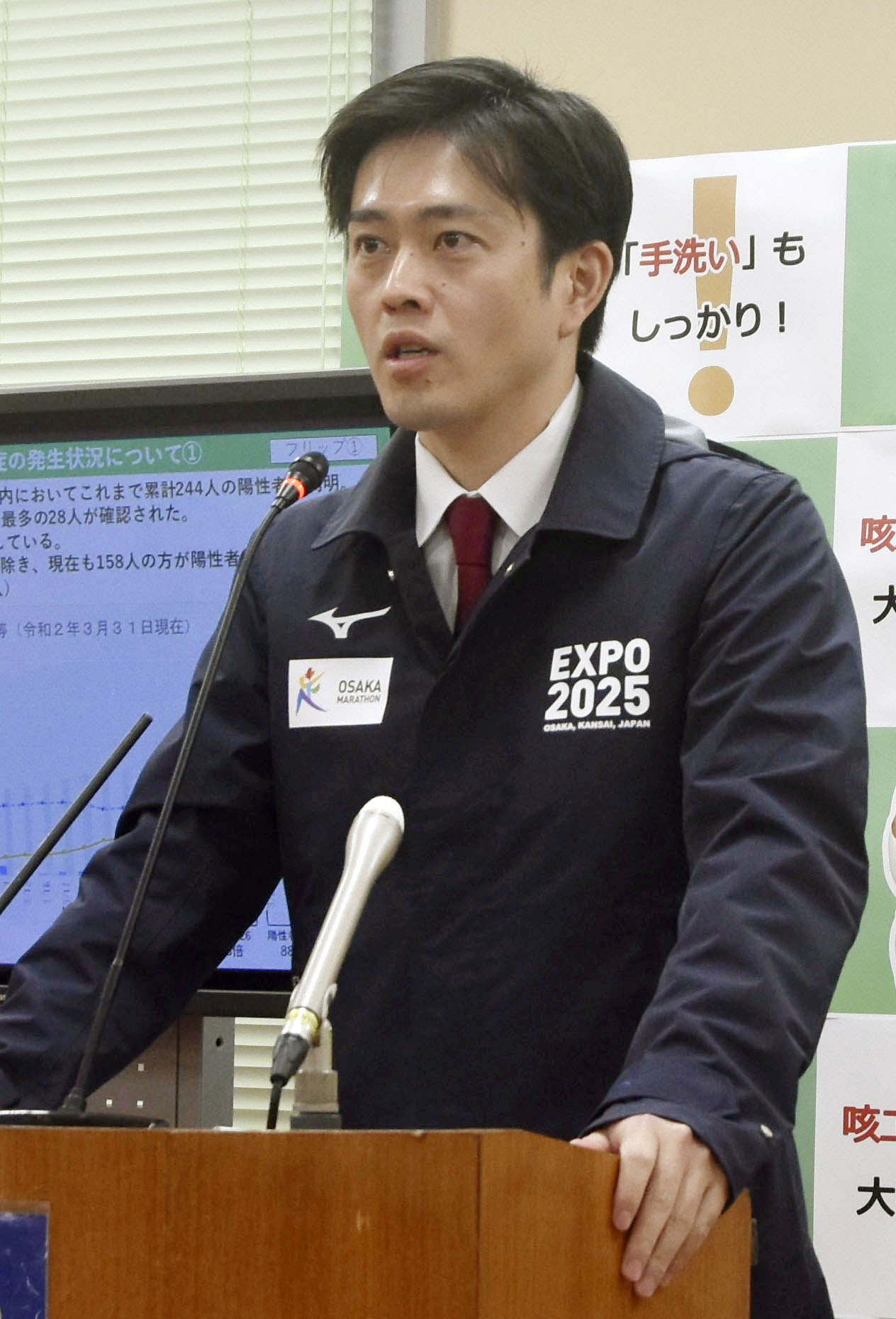 大阪府庁で記者会見する吉村洋文知事（共同）