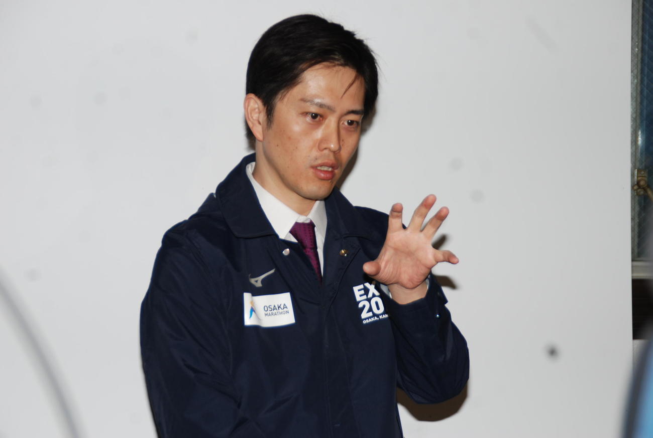 学生へコンパ自粛を呼び掛けた大阪府の吉村洋文知事（撮影・松浦隆司）