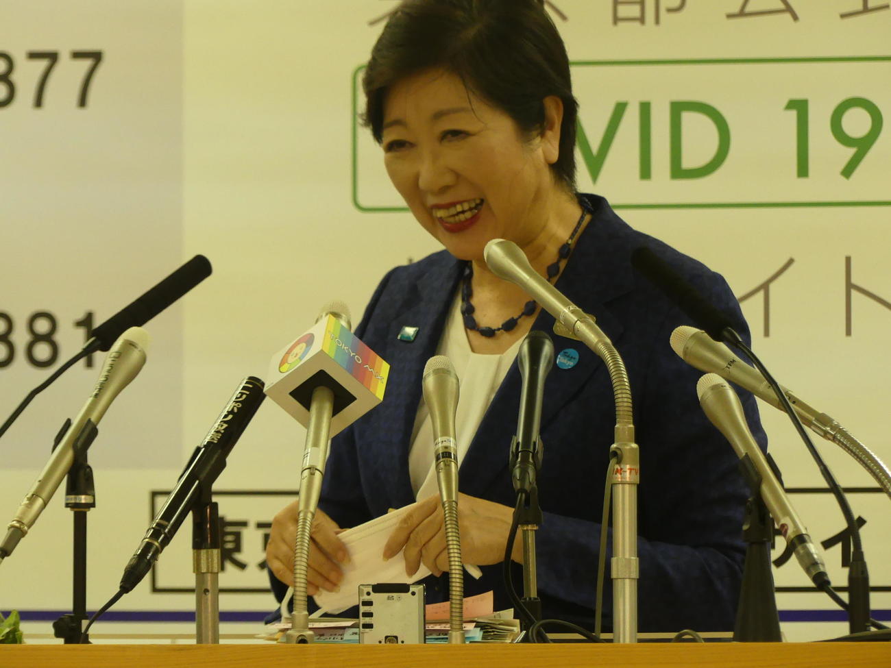マスクをしたまま会見で話し続け、「息が苦しい」と一時マスクを外す小池百合子都知事