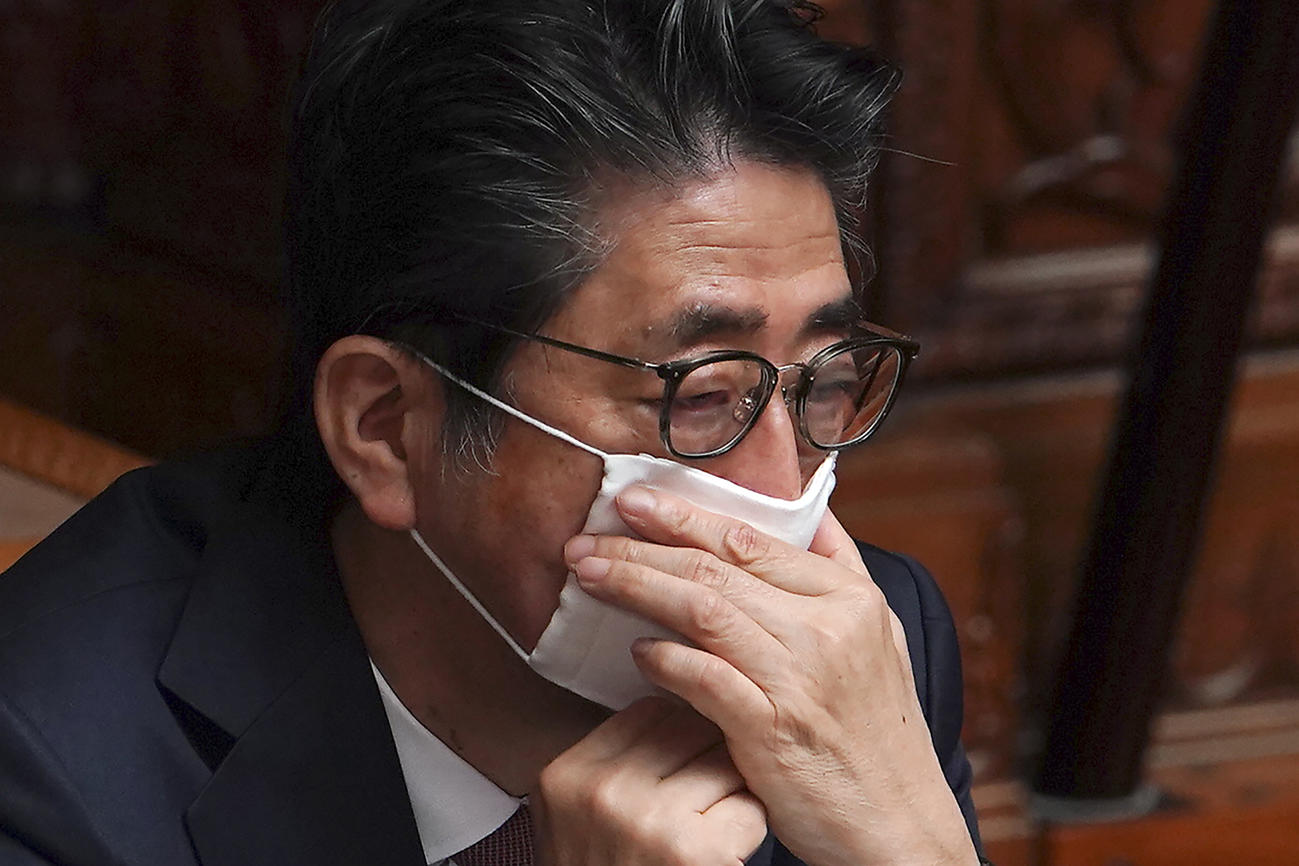 マスクを着け参院本会議に臨む安倍首相（AP）