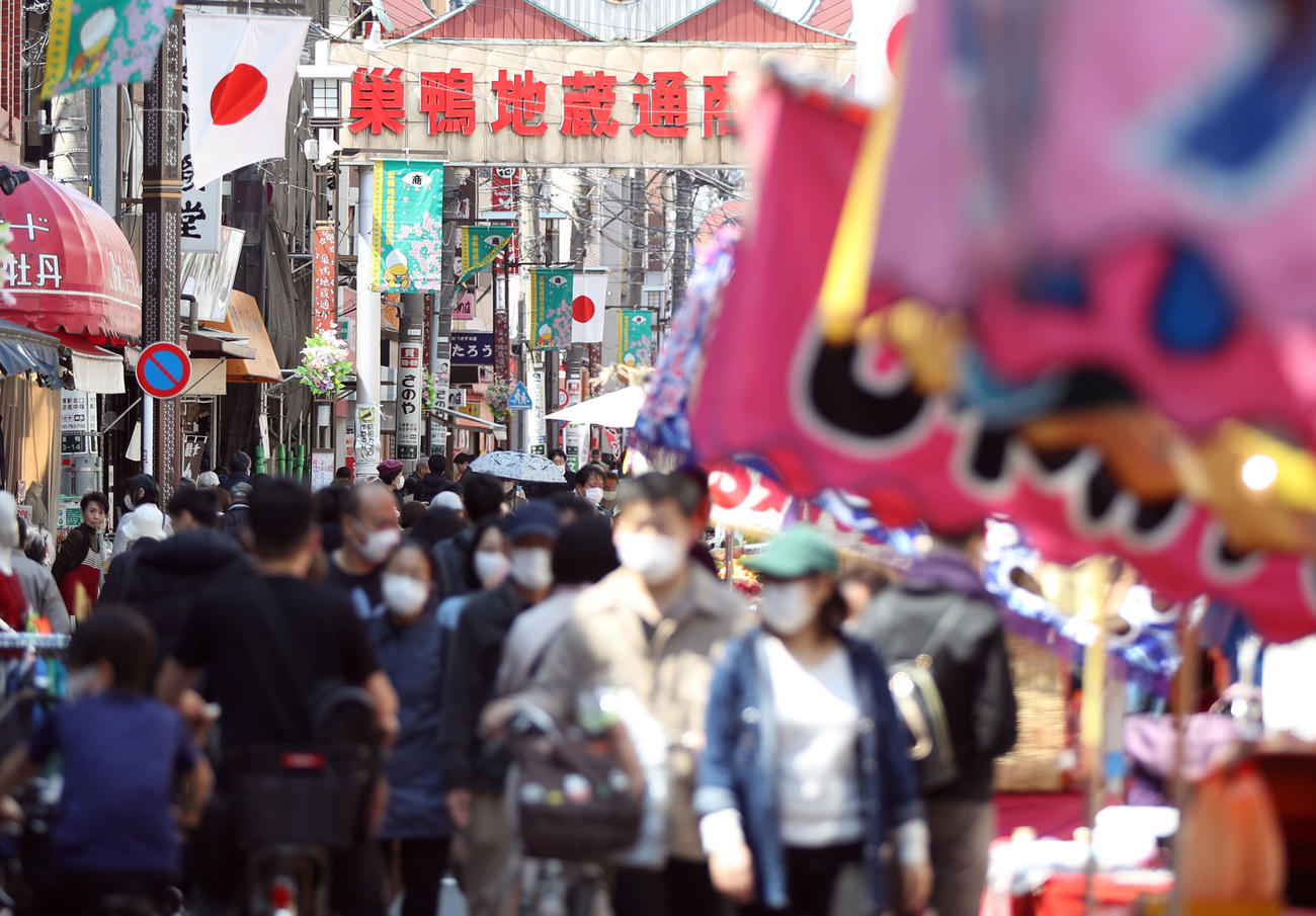 東京都が不要不急の外出を控えるよう強く要請する中、露店も並びにぎわう巣鴨地蔵通り商店街