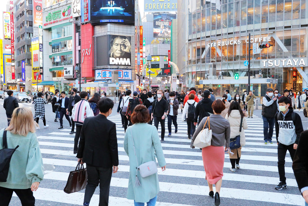 渋谷スクランブル交差点を通過する人たち（撮影・河田真司）
