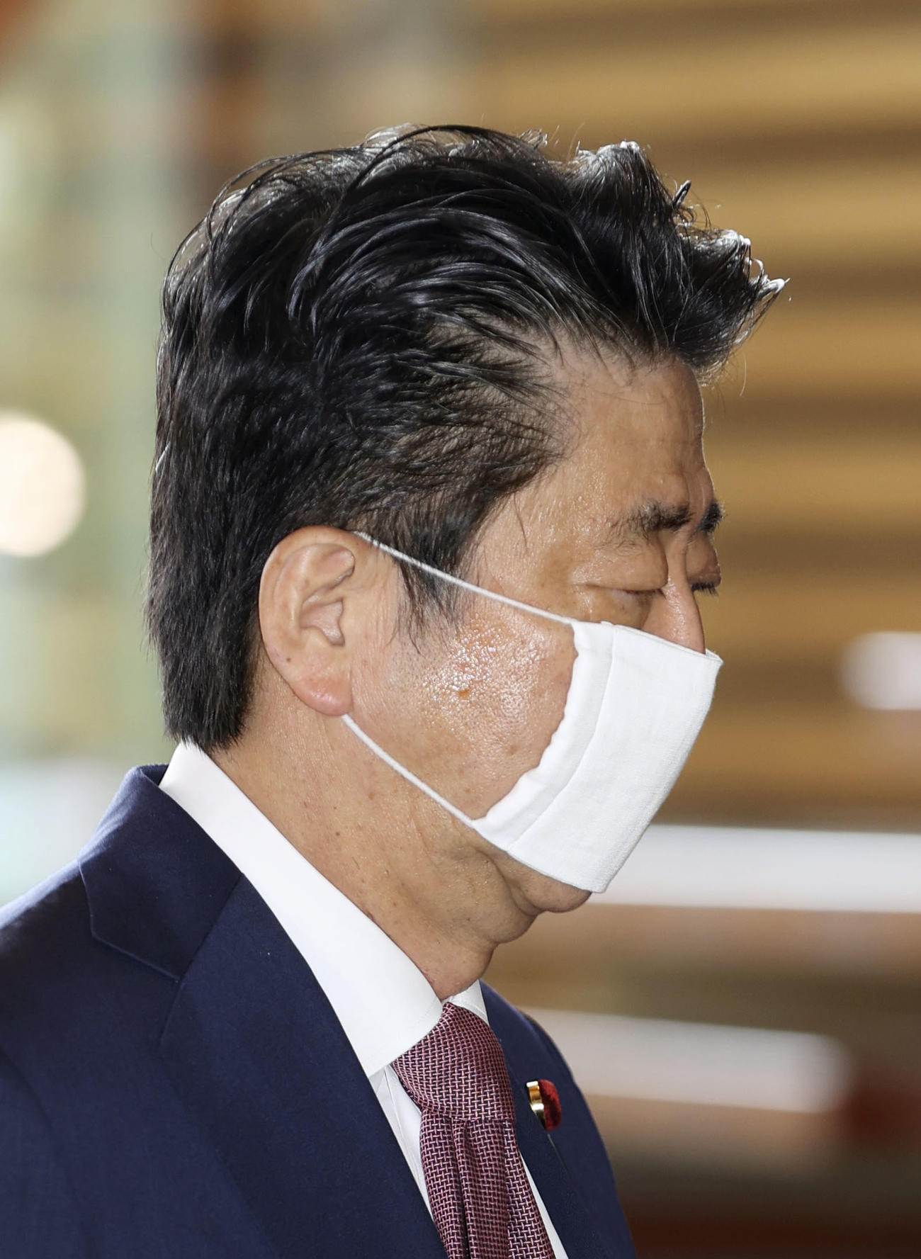 マスクを着用し、首相官邸に入る安倍首相（共同）