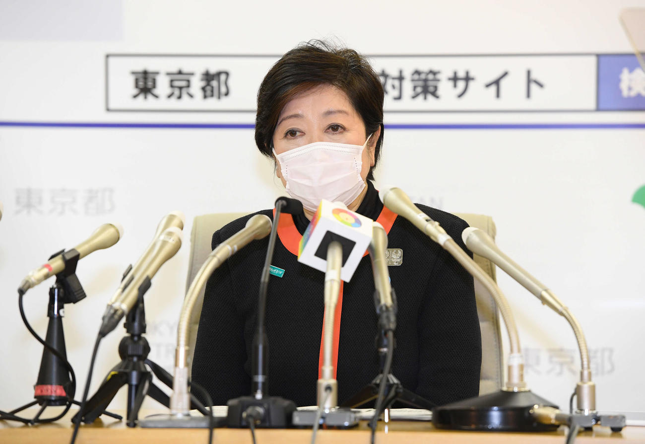 記者会見に臨む小池百合子東京都知事