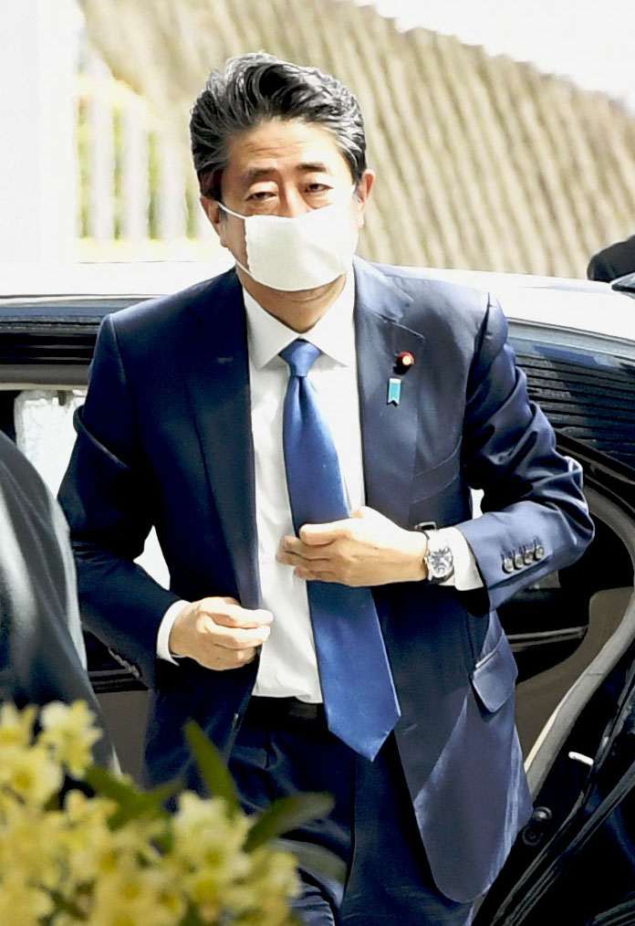 首相官邸に到着した安倍首相（共同）