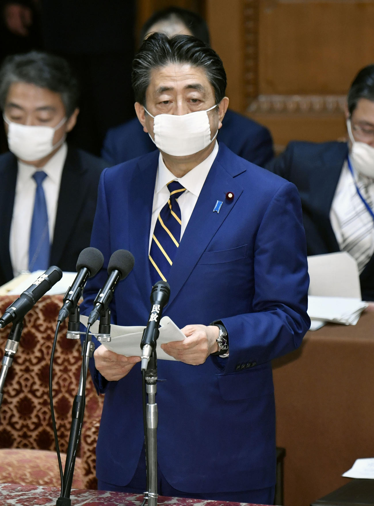 衆院議運委で緊急事態宣言について報告する安倍首相（共同）