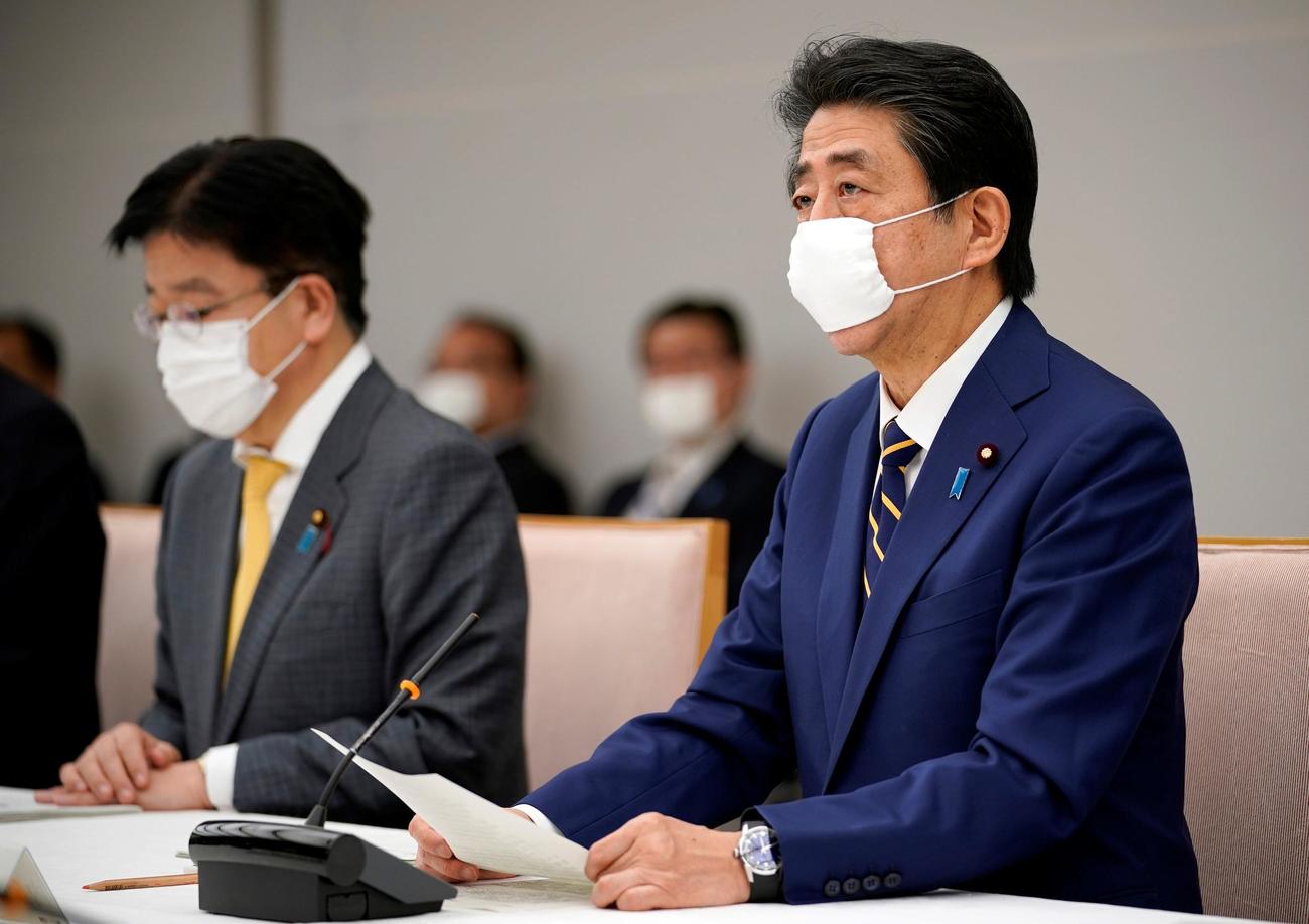 首相官邸で緊急事態宣言をした安倍晋三首相（ロイター）