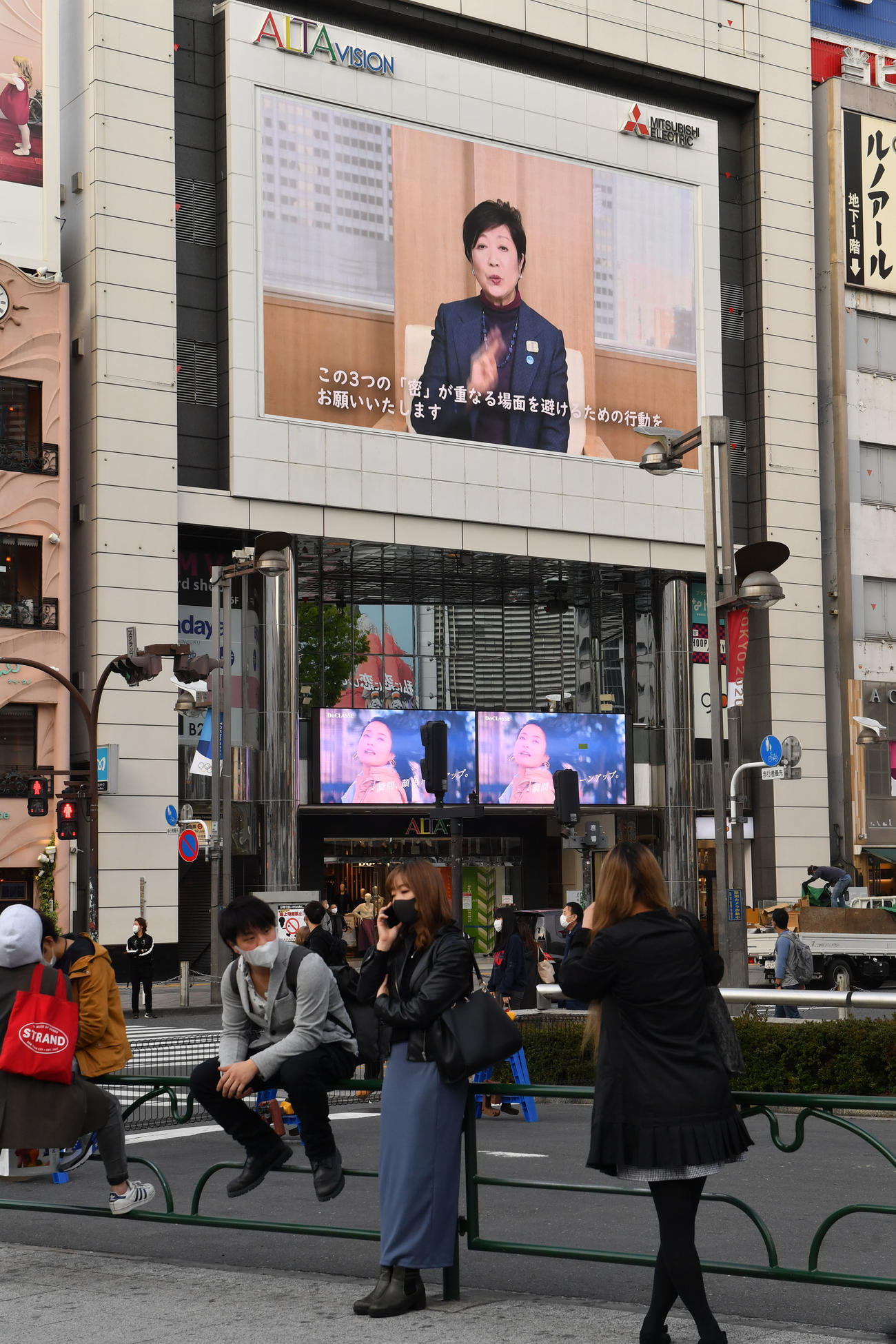 緊急事態宣言の発令を前に、新宿アルタの電光掲示板で小池都知事がコロナウイルス感染拡大防止を訴えていた（撮影・柴田隆二）