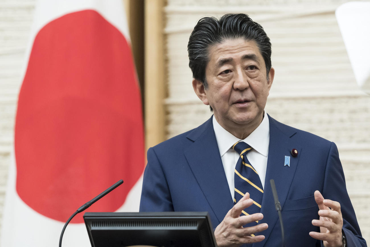 緊急事態宣言後、記者会見する安倍首相（AP）